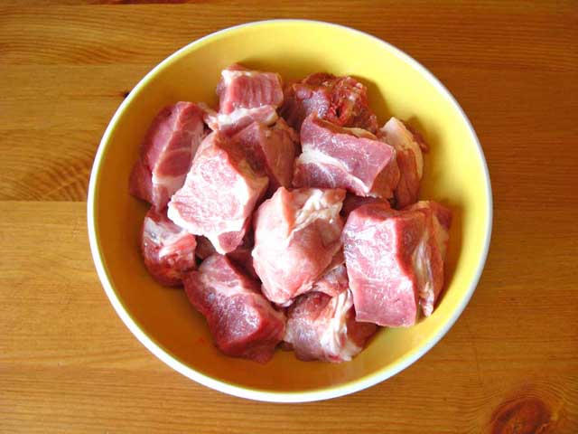 Нарізане шматками м'ясо.