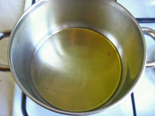 Кастрюлю с оливковым маслом раскалить.