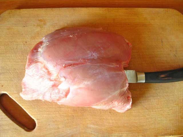 Ножом делаем в мясе проколы.