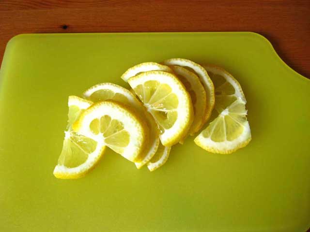 Порізаний півкільцями лимон.