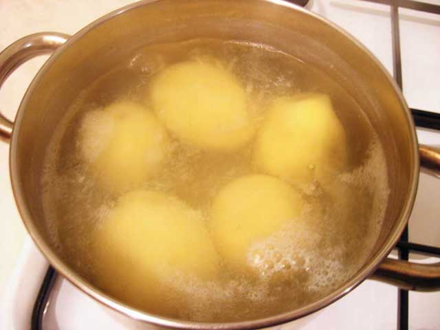 Варимо картоплю.