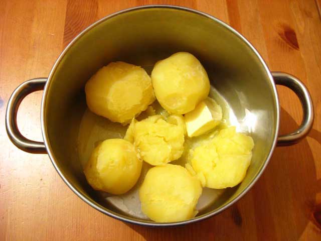 Відварена картопля з маслом.