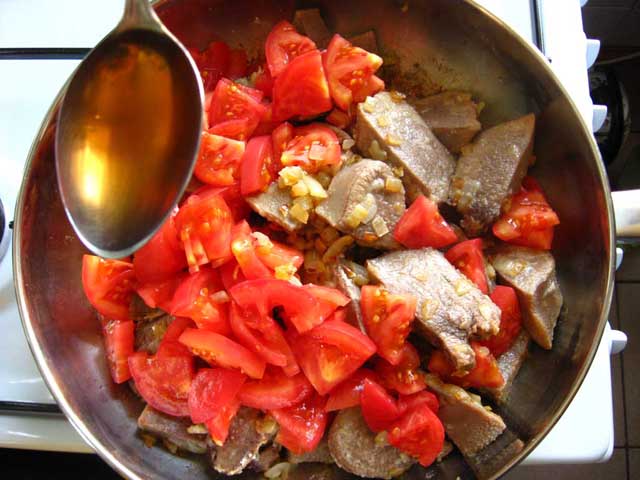 Додаємо помідор в сковорідку до цибулі з язиком.