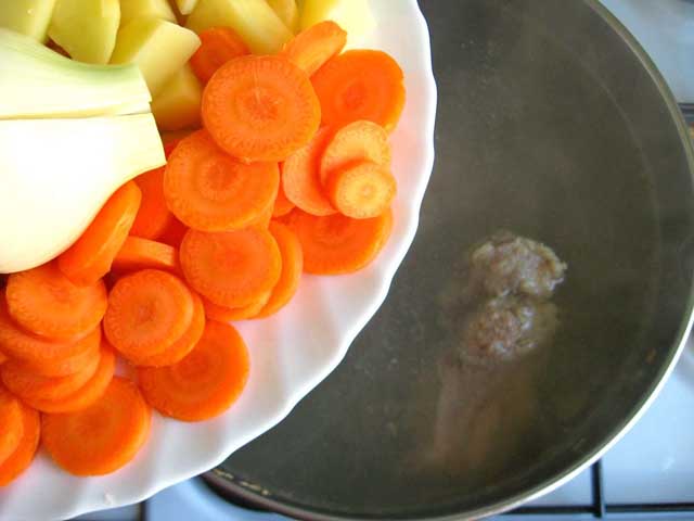 Додаємо в каструлю картоплю, моркву і цибулю.