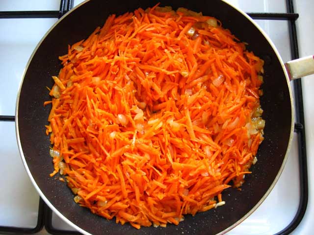 До цибулі додаємо моркву.