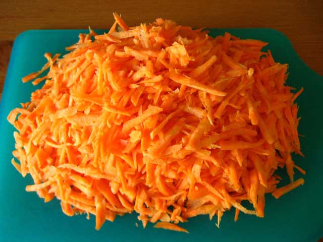 Натертая на крупной терке морковь.