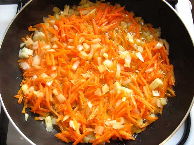 Цибуля з морквою обсмажуються.