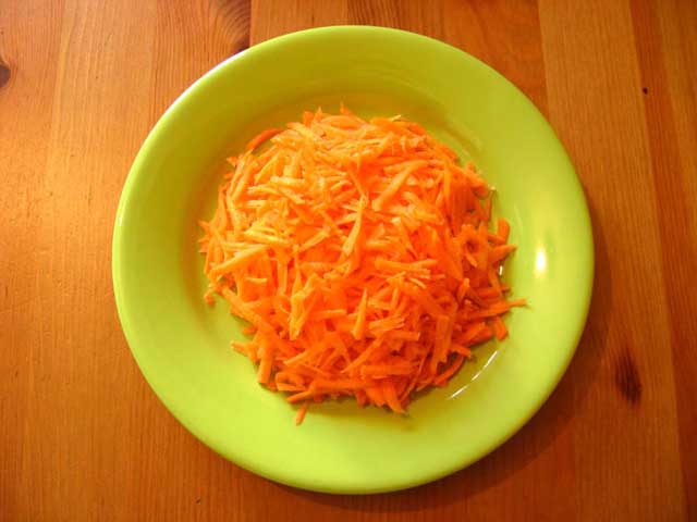 Потерта на крупній терці морква.