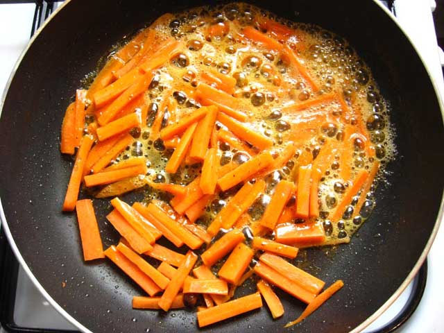 Добавляем морковь соломкой в сковороду.