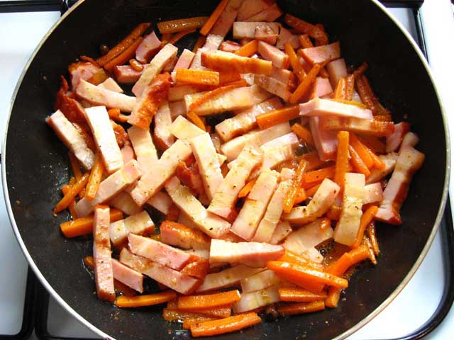 Морковь и грудинка обжариваются.