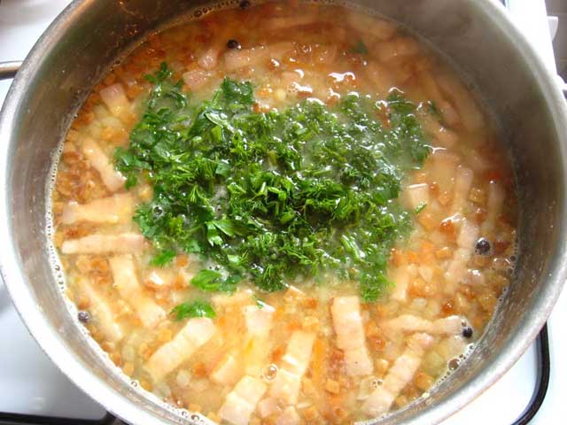 Гороховый суп с копченой грудинкой и гренками готов.