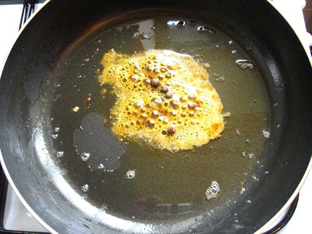 Лагідне карі, духмяний перець і мелений перець обсмажуються на сковорідці.