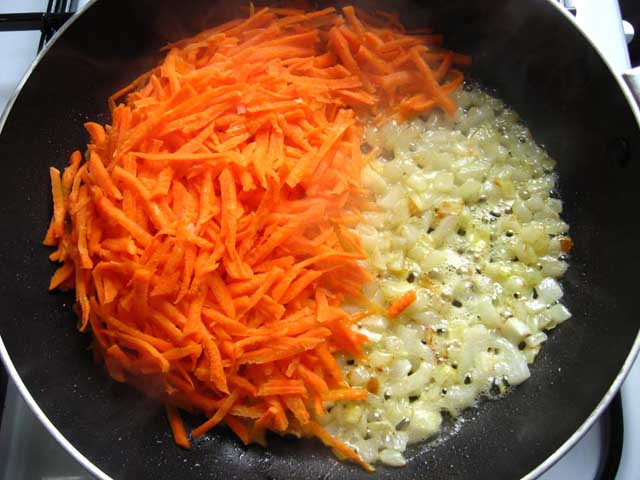 Добавляем морковь к луку и обжариваем.