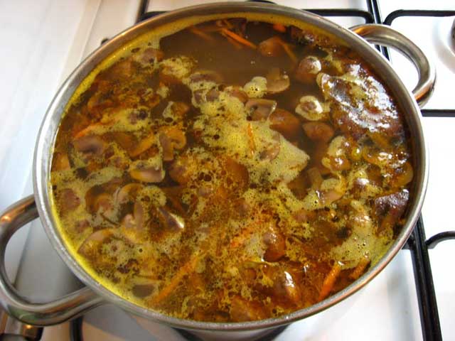 Гречневый суп с грибами готов.
