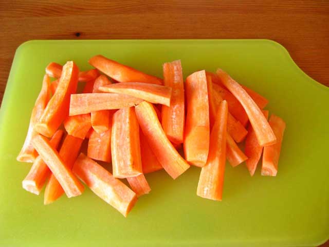 Порезанная морковь.