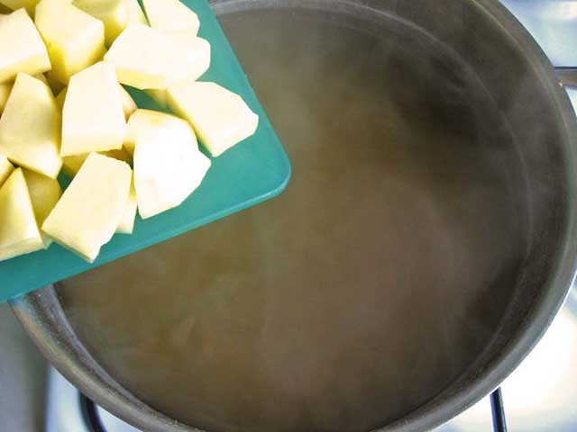 Додаємо картоплю в каструлю.