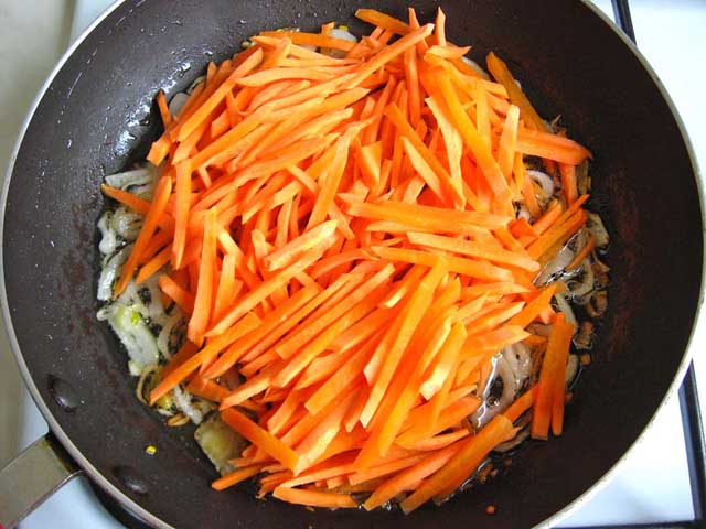 Добавляем морковь в сковородку.