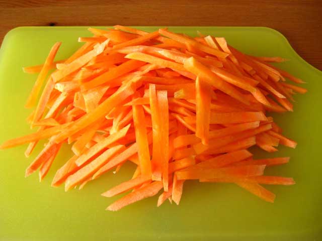Нарезанная соломкой морковь.