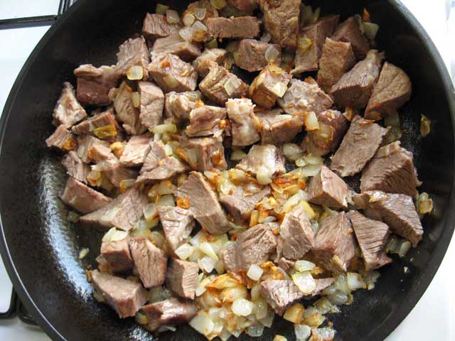 Обжарить мясо с луком и чесноком