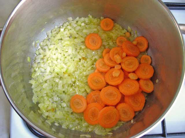 Додаємо моркву.
