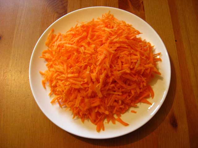 Натерта на крупній терці морква.