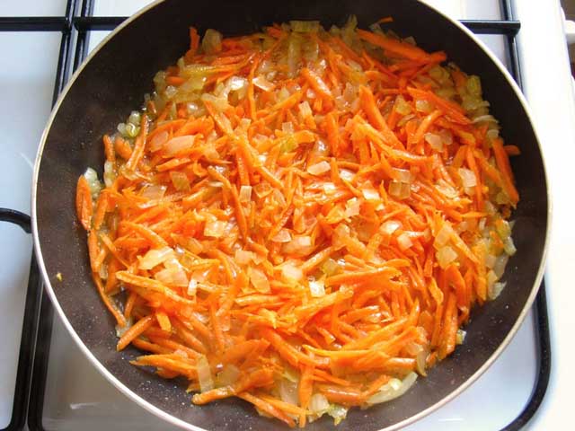 Цибуля смажиться з морквою.