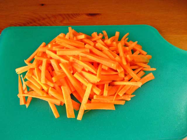 Порезанная соломкой морковь.