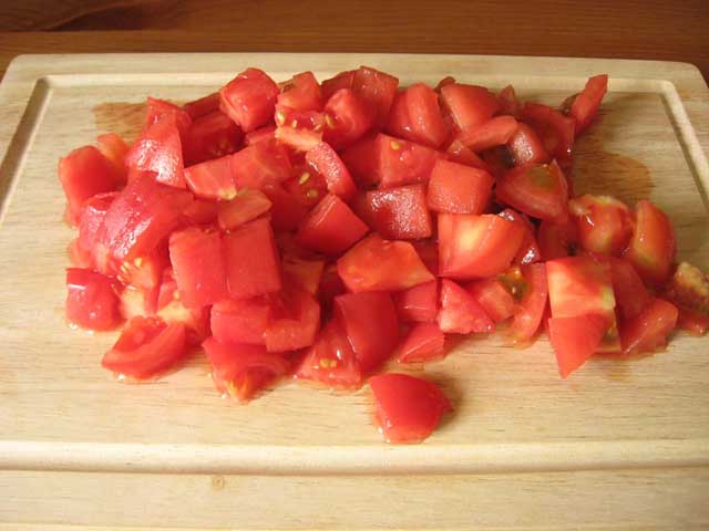 Нарезать очищенные от кожицы помидоры кубиками.
