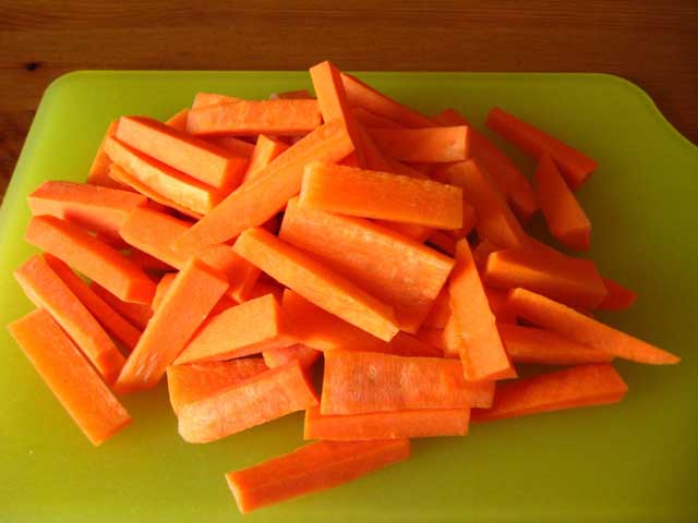 Нарезанная соломкой морковь.