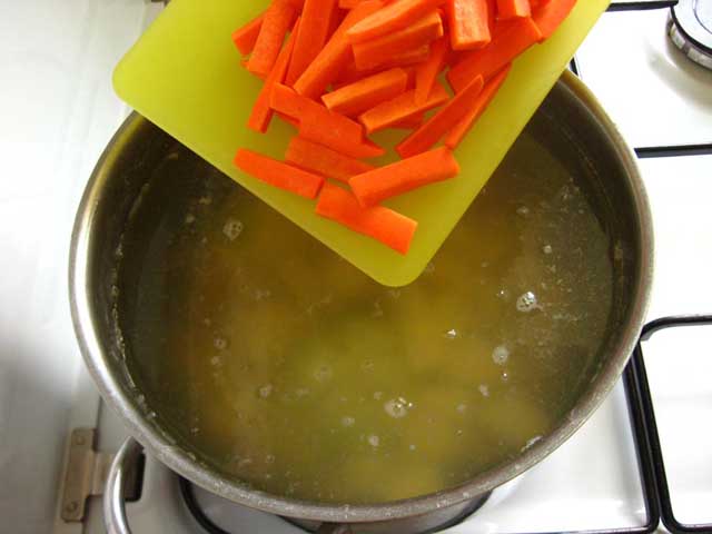 Бросаем морковь в кастрюлю.
