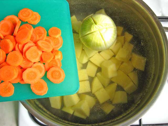 Картоплю, цибулю і моркву кладемо в каструлю.