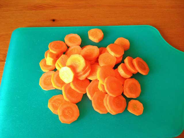 Порізана кільцями морква.