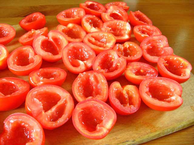 Очищені помідори.