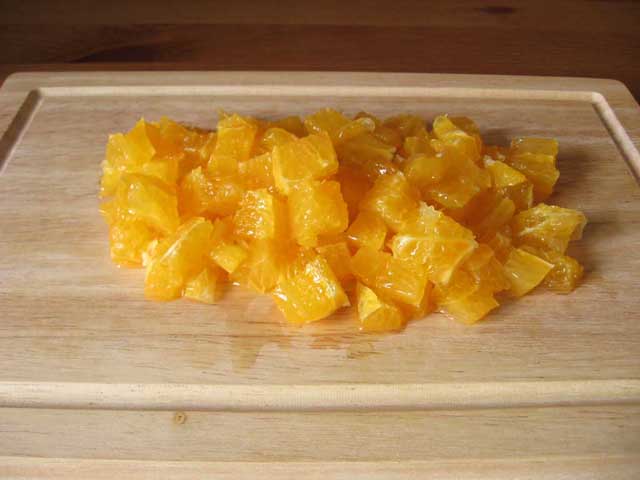 Нарізаний кубиками апельсин.
