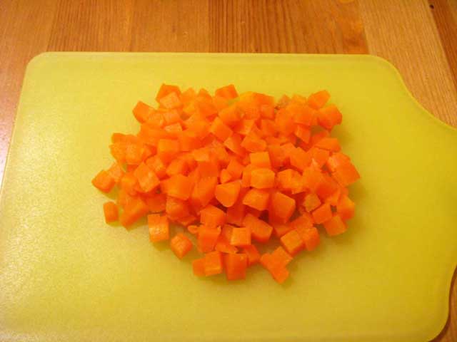 Нарезанная кубиками морковка.