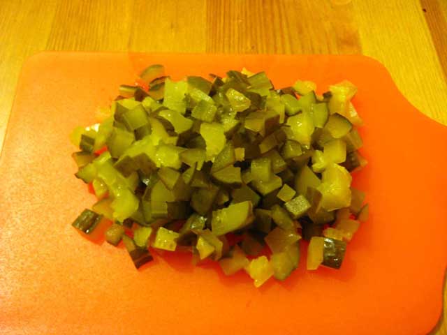 Нарізані кубиками огірки.