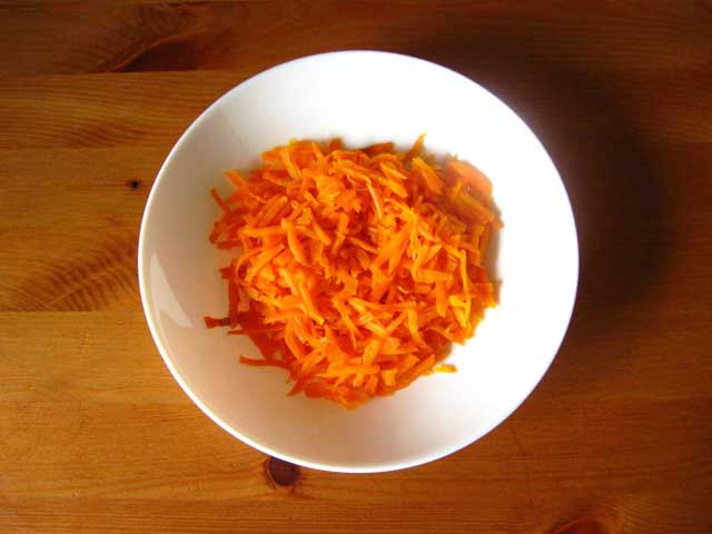 Тертая морковь.