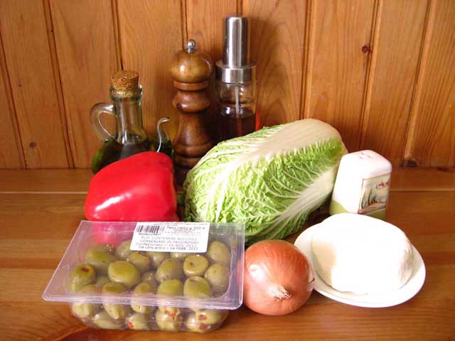 Салат з пекінської капусти, бринзи і болгарського перцю.