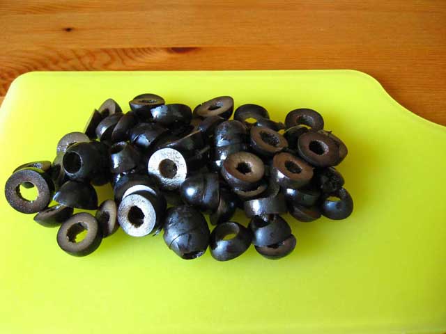 Нарезанные кольцами оливки.