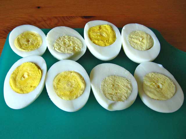 Разрезанные пополам яйца.