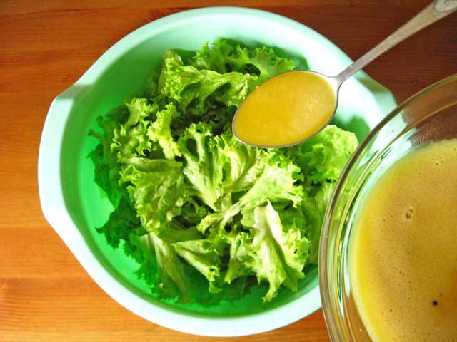 Додаємо соус до листя салату.