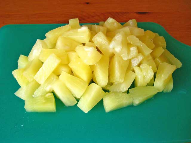 Порізаний ананас.