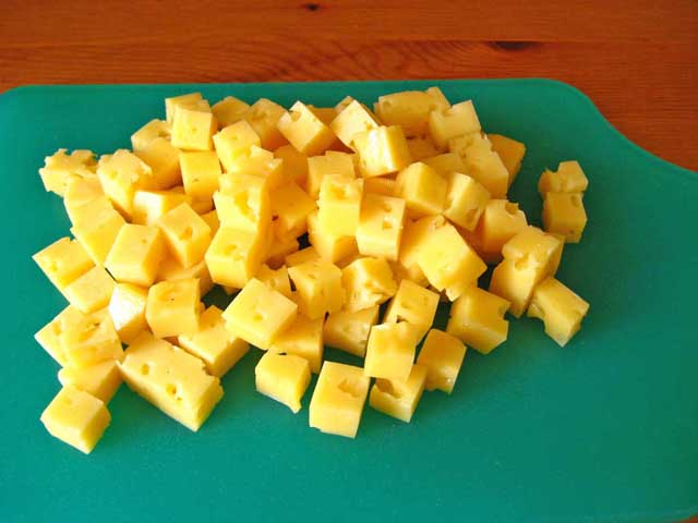 Порезанный кубиками сыр.