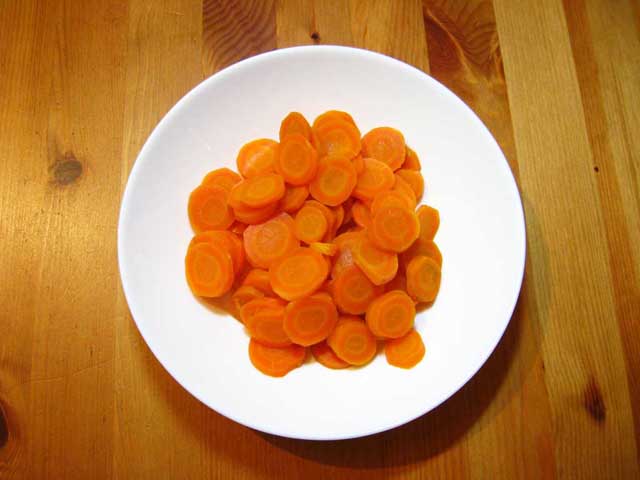 Відварена морква нарізана кружельцями.