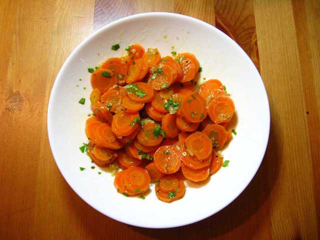 Все перемішуємо. Салат з вареної моркви зі спеціями готовий.