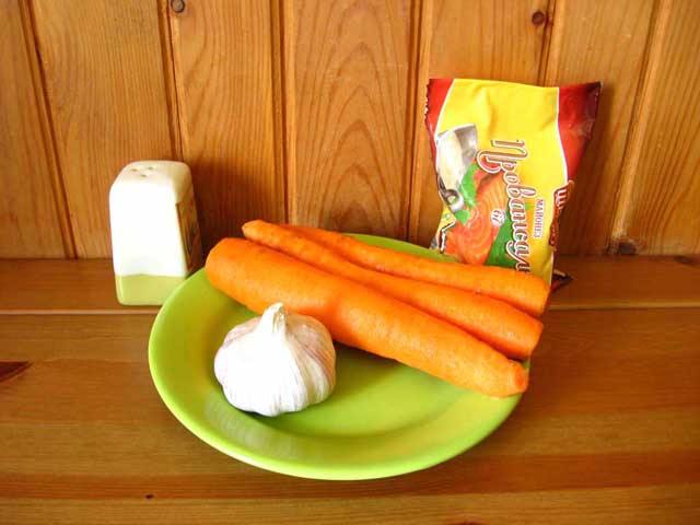 Салат из моркови и чеснока.
