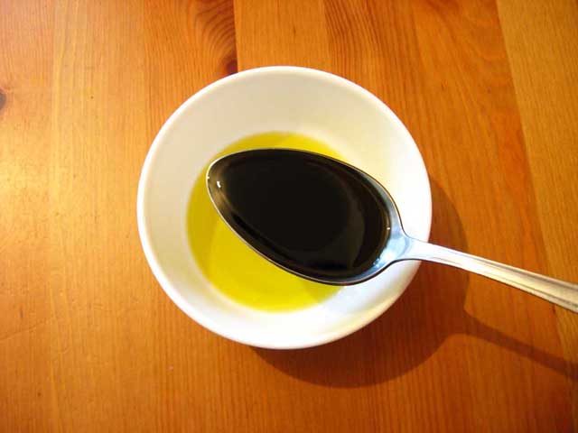 Смешиваем оливковое масло и бальзамический уксус.