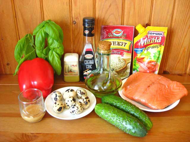 Салат з сьомги, огірка і болгарського перцю.