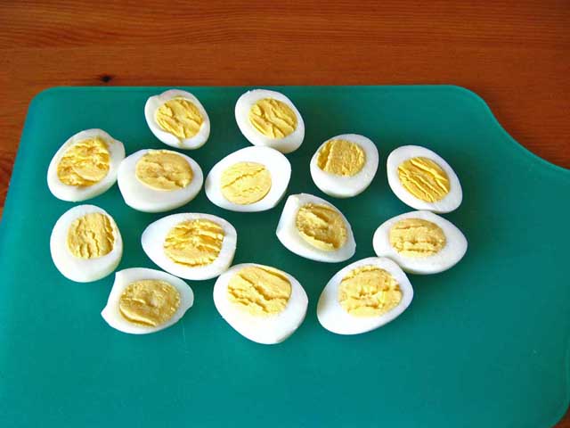 Разрезаем пополам перепелиные яйца.