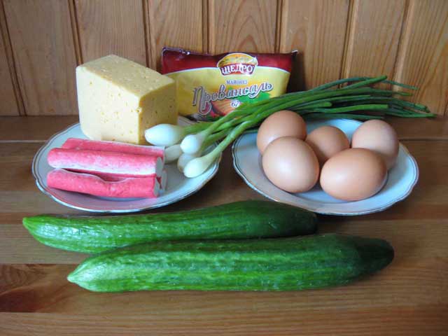 Салат с сыром и крабовыми палочками. Ингредиенты.